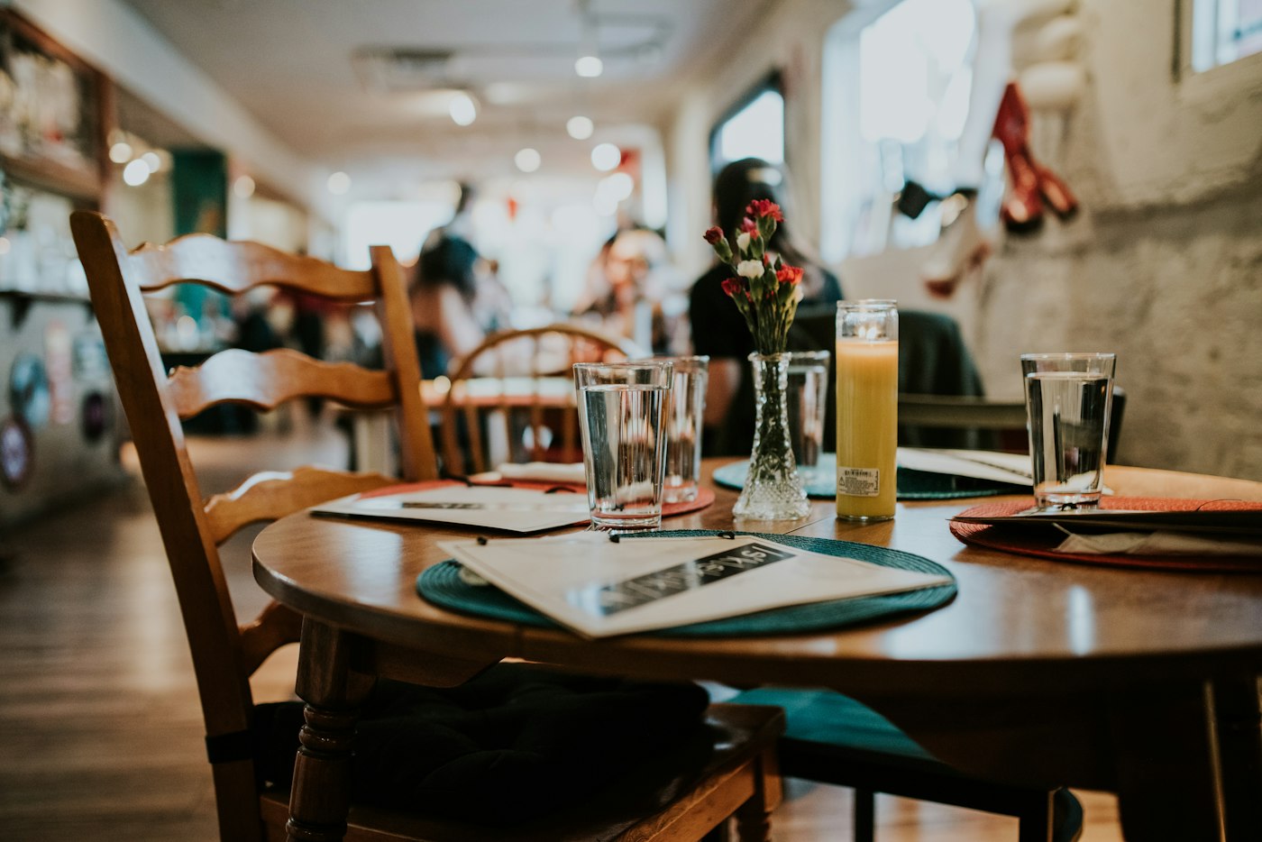 Mesa de restaurante com cardápio e bebidas
